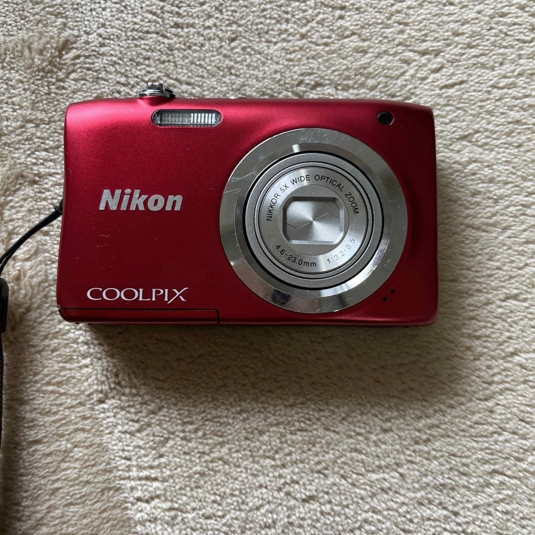 Nikon(ニコン)のNikon COOLPIX A 100 RED スマホ/家電/カメラのカメラ(コンパクトデジタルカメラ)の商品写真