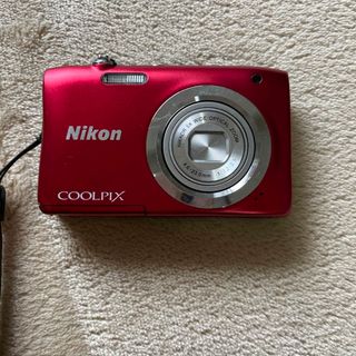 ニコン(Nikon)のNikon COOLPIX A 100 RED(コンパクトデジタルカメラ)