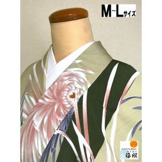 【中古】小紋 化繊 薄グリーン縞地に菊花模様 裄70cm M～Lサイズ(着物)