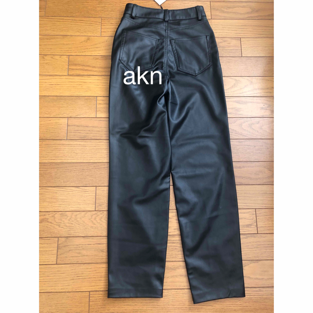 ZARA(ザラ)の新品ZARA フェイクレザーマムフィットパンツ　32(5号) レディースのパンツ(カジュアルパンツ)の商品写真