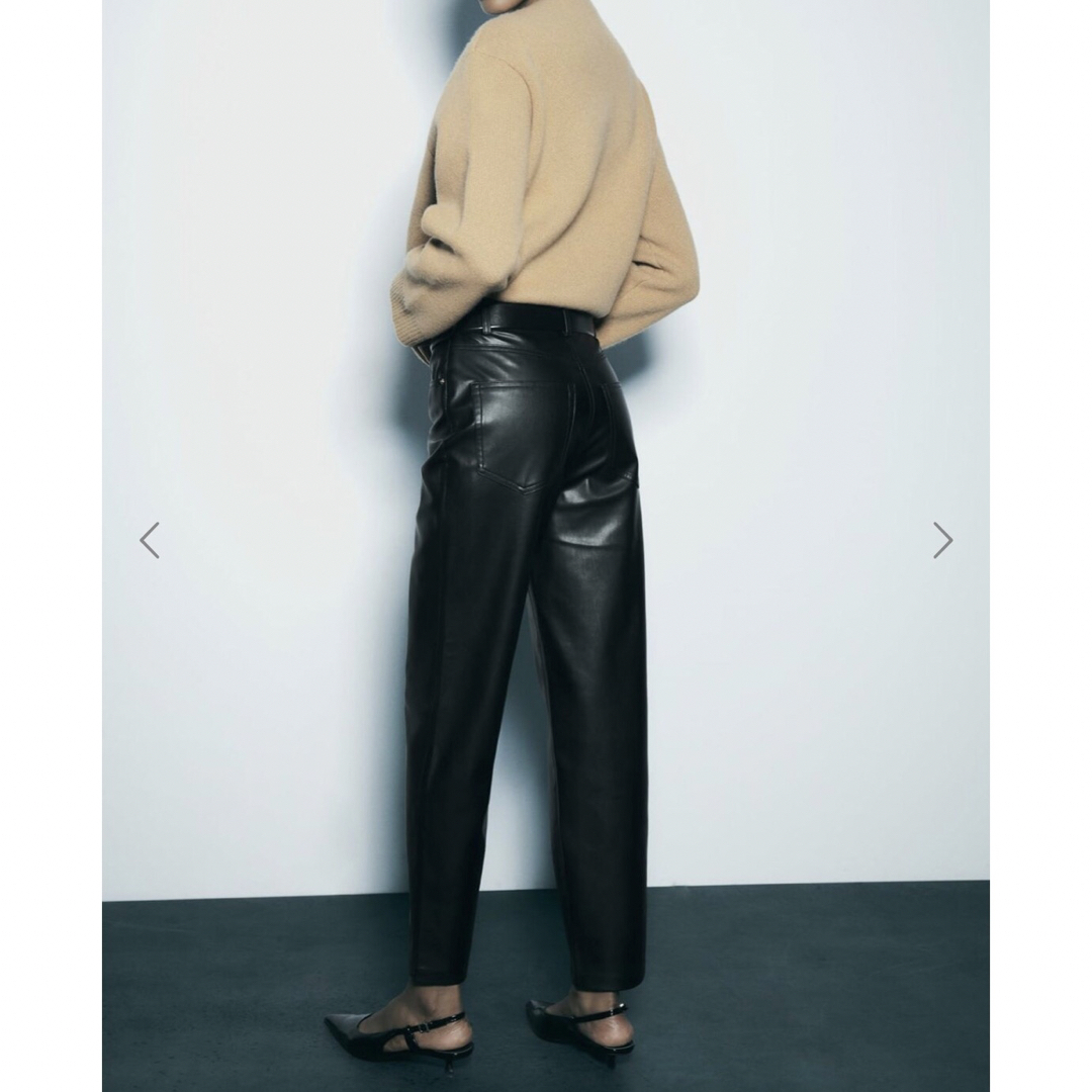 ZARA(ザラ)の新品ZARA フェイクレザーマムフィットパンツ　32(5号) レディースのパンツ(カジュアルパンツ)の商品写真