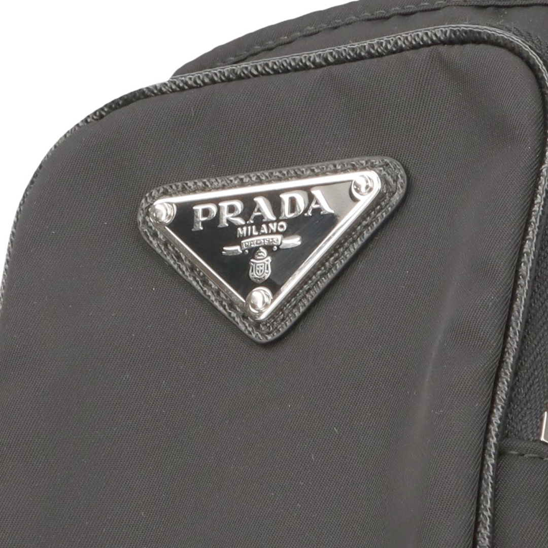 PRADA(プラダ)のPRADA プラダ Re-Nylon 三角プレート付きフォンポーチ ナイロンショルダーバッグ ブラック 2ZH155 メンズのバッグ(ショルダーバッグ)の商品写真