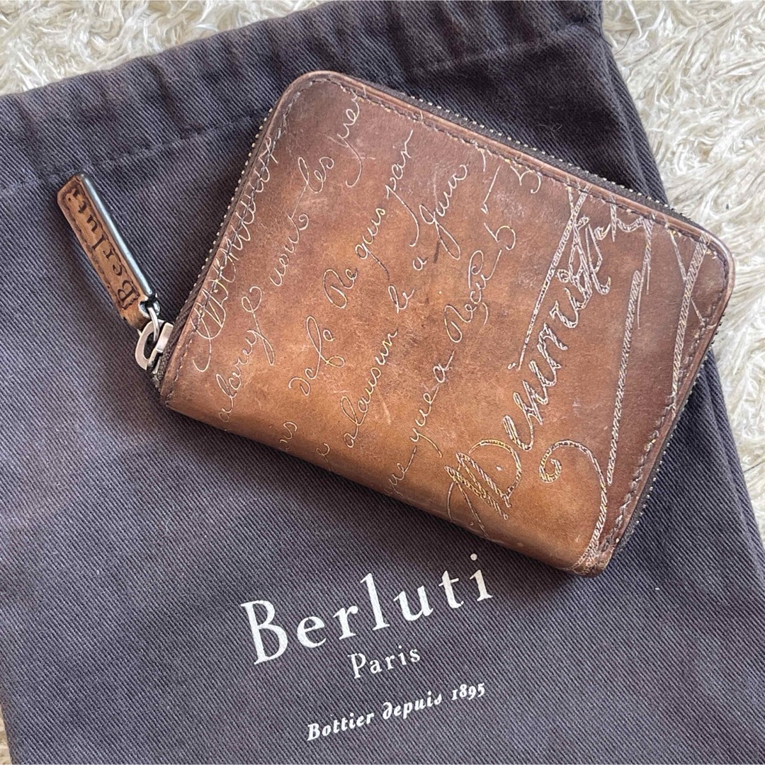 Berluti(ベルルッティ)の美品　ベルルッティ　ワパ　カリグラフィ　コインケース　ラウンドジップ　保存袋　茶 メンズのファッション小物(コインケース/小銭入れ)の商品写真