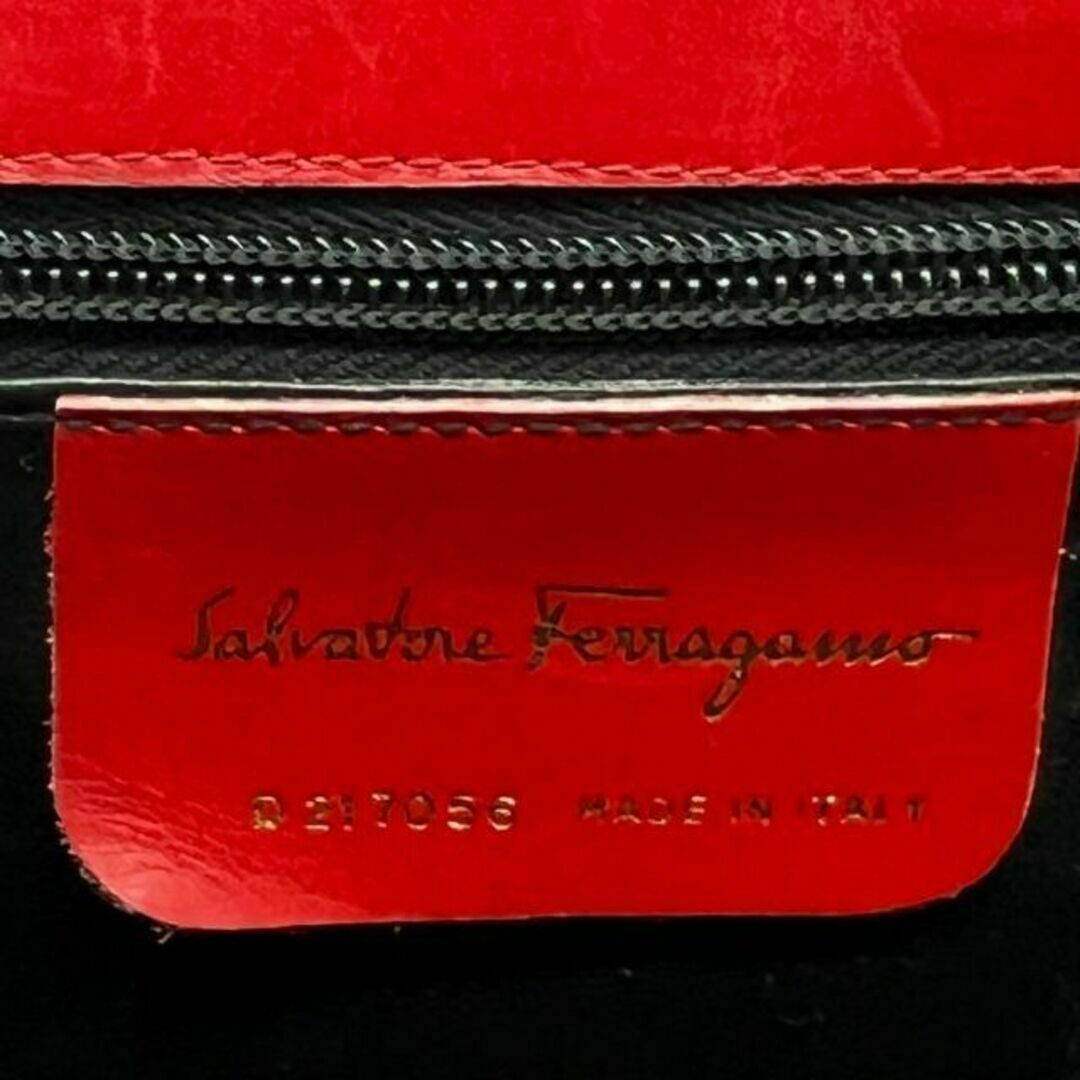 Ferragamo(フェラガモ)の✨美品✨ Ferragamo フェラガモ ヴァラリボン ショルダーバッグ レディースのバッグ(ショルダーバッグ)の商品写真