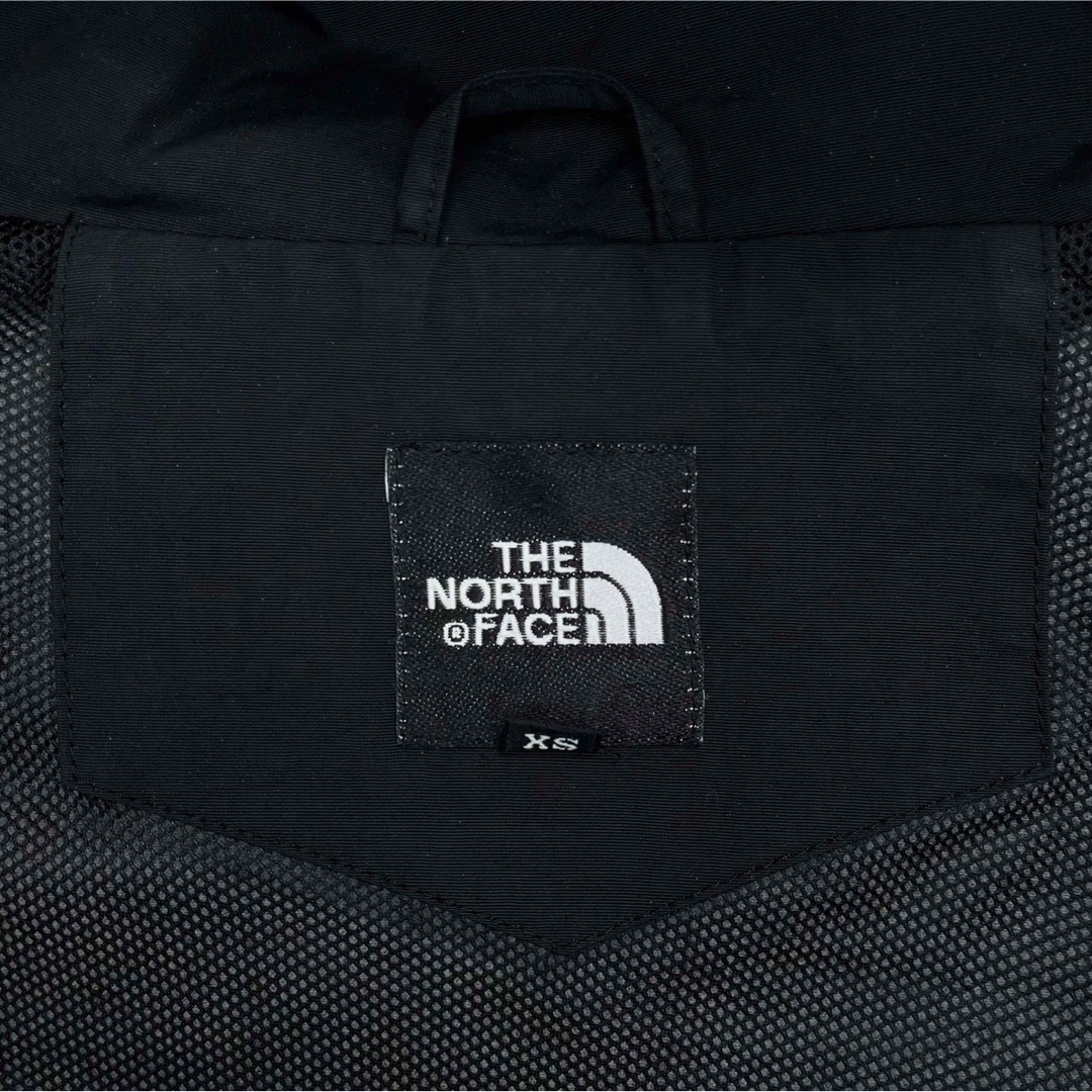 THE NORTH FACE(ザノースフェイス)の美品人気 ノースフェイス マウンテンパーカー メンズXS ブラック ロゴ刺繍 メンズのジャケット/アウター(マウンテンパーカー)の商品写真