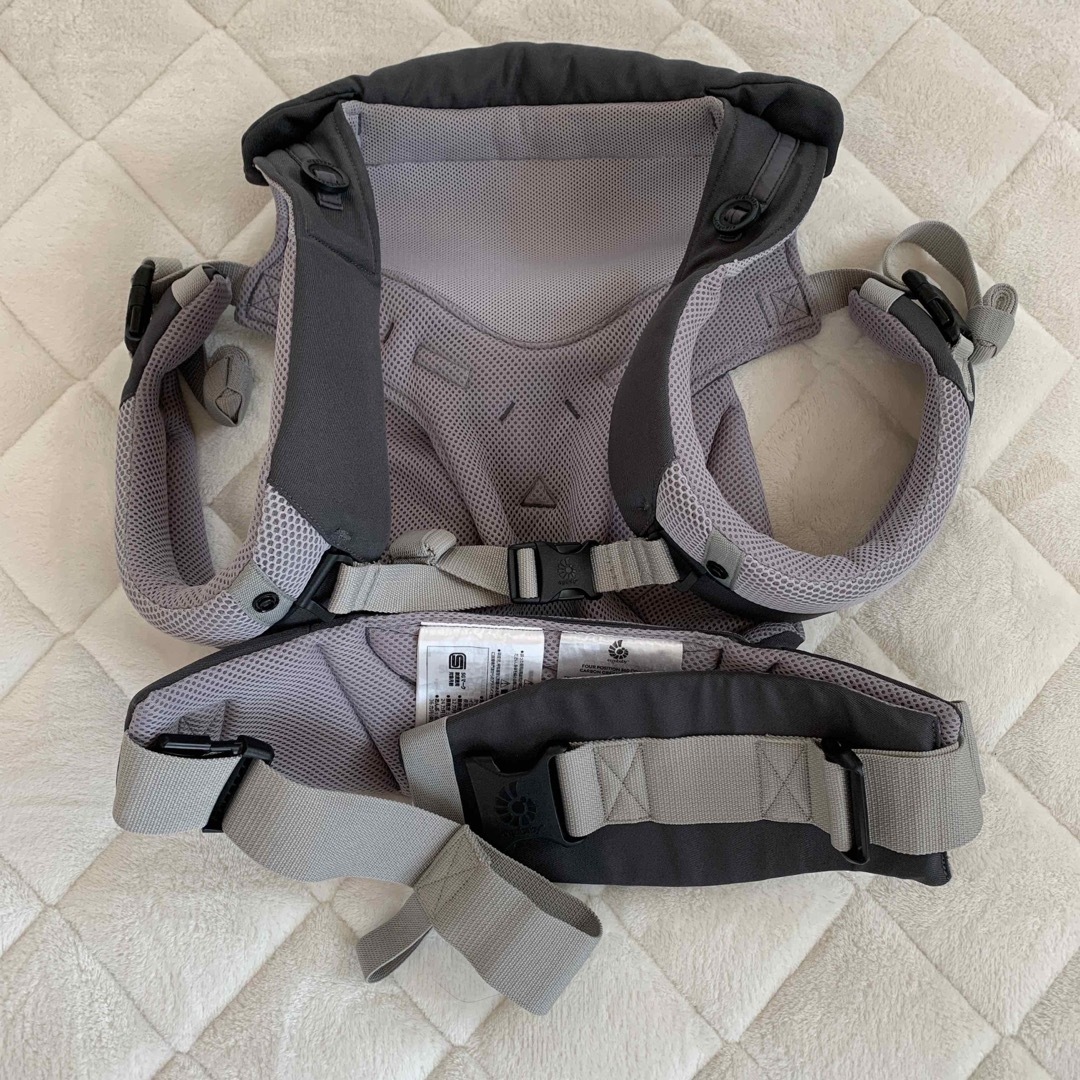 Ergobaby(エルゴベビー)のエルゴベビー360 ベビーキャリア　抱っこ紐　グレー キッズ/ベビー/マタニティの外出/移動用品(抱っこひも/おんぶひも)の商品写真