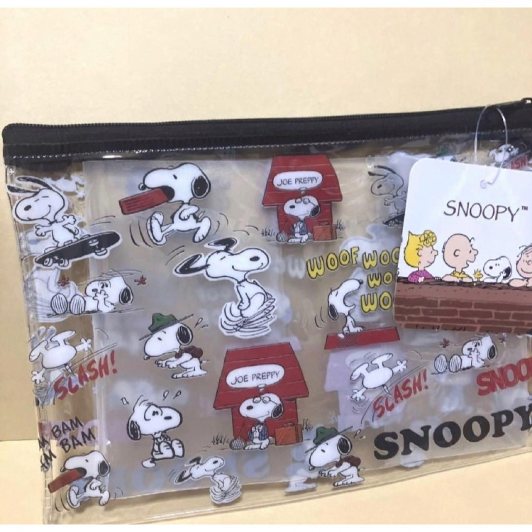 SNOOPY(スヌーピー)のスヌーピー　ポーチ　新品　タグ付　匿名配送　即日発送 エンタメ/ホビーのアニメグッズ(その他)の商品写真