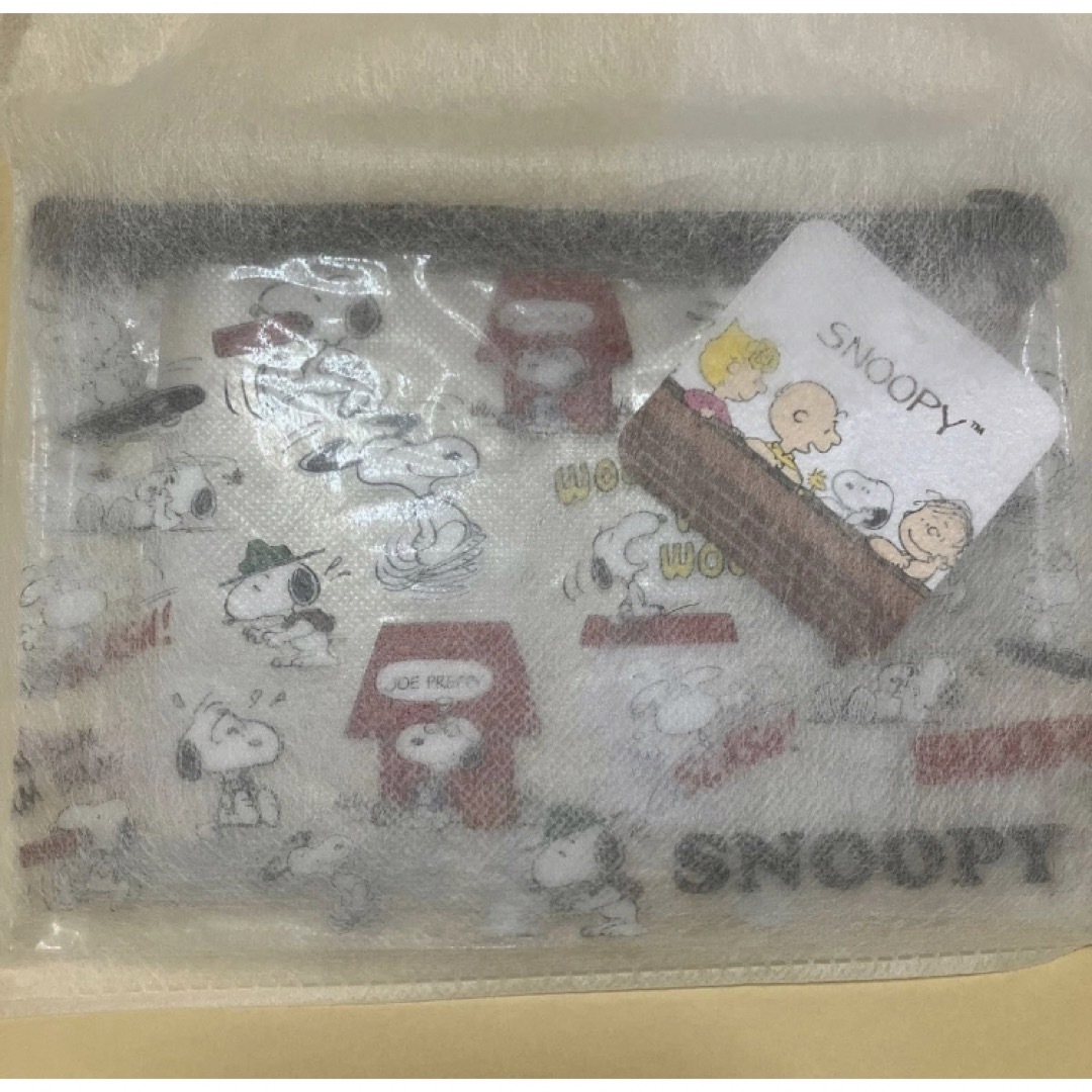 SNOOPY(スヌーピー)のスヌーピー　ポーチ　新品　タグ付　匿名配送　即日発送 エンタメ/ホビーのアニメグッズ(その他)の商品写真