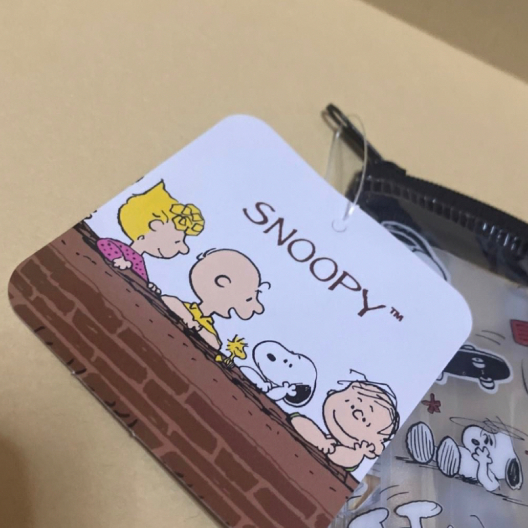 SNOOPY(スヌーピー)のスヌーピー　ポーチ　新品　タグ付　匿名配送　即日発送 エンタメ/ホビーのアニメグッズ(その他)の商品写真