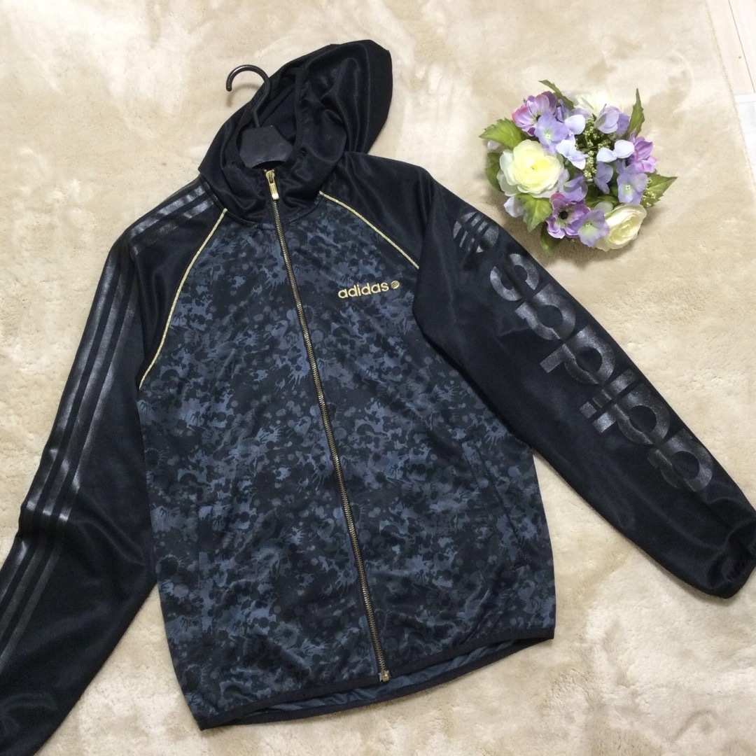 adidas アデイダス トラックジャケット　フード付 左胸に金糸刺繍ロゴ入　s レディースのジャケット/アウター(ナイロンジャケット)の商品写真