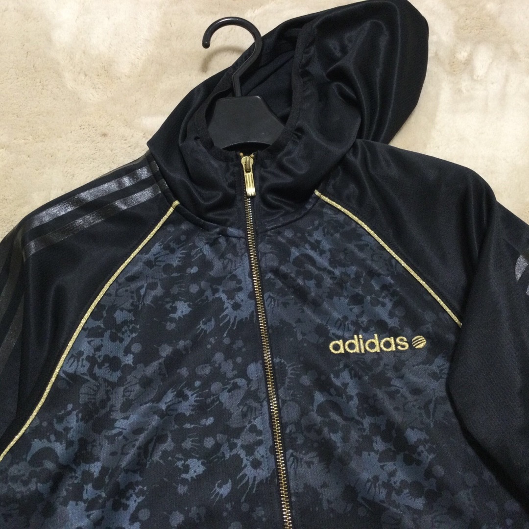 adidas アデイダス トラックジャケット　フード付 左胸に金糸刺繍ロゴ入　s レディースのジャケット/アウター(ナイロンジャケット)の商品写真