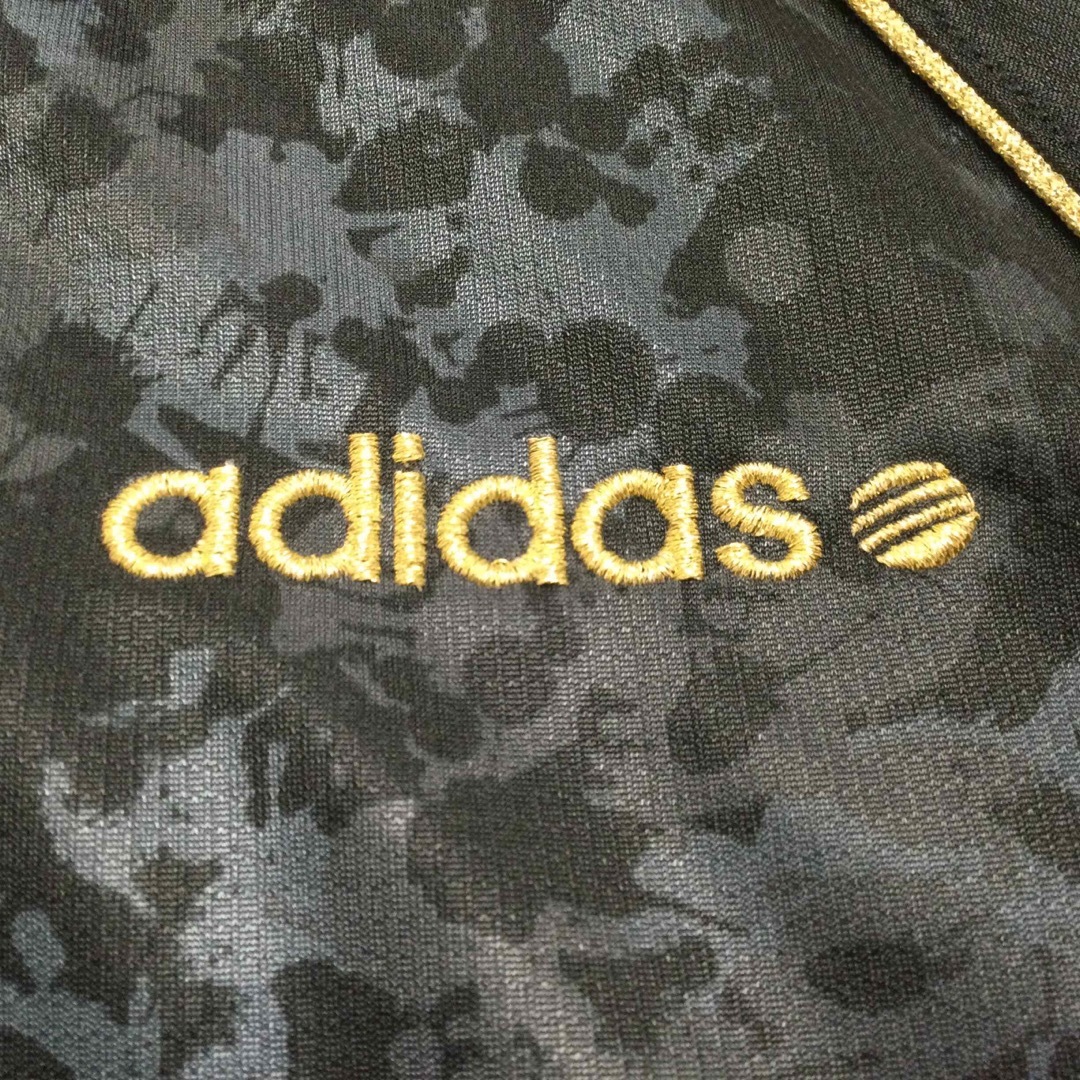 adidas アデイダス トラックジャケット　フード付 左胸に金糸刺繍ロゴ入　s レディースのジャケット/アウター(ナイロンジャケット)の商品写真