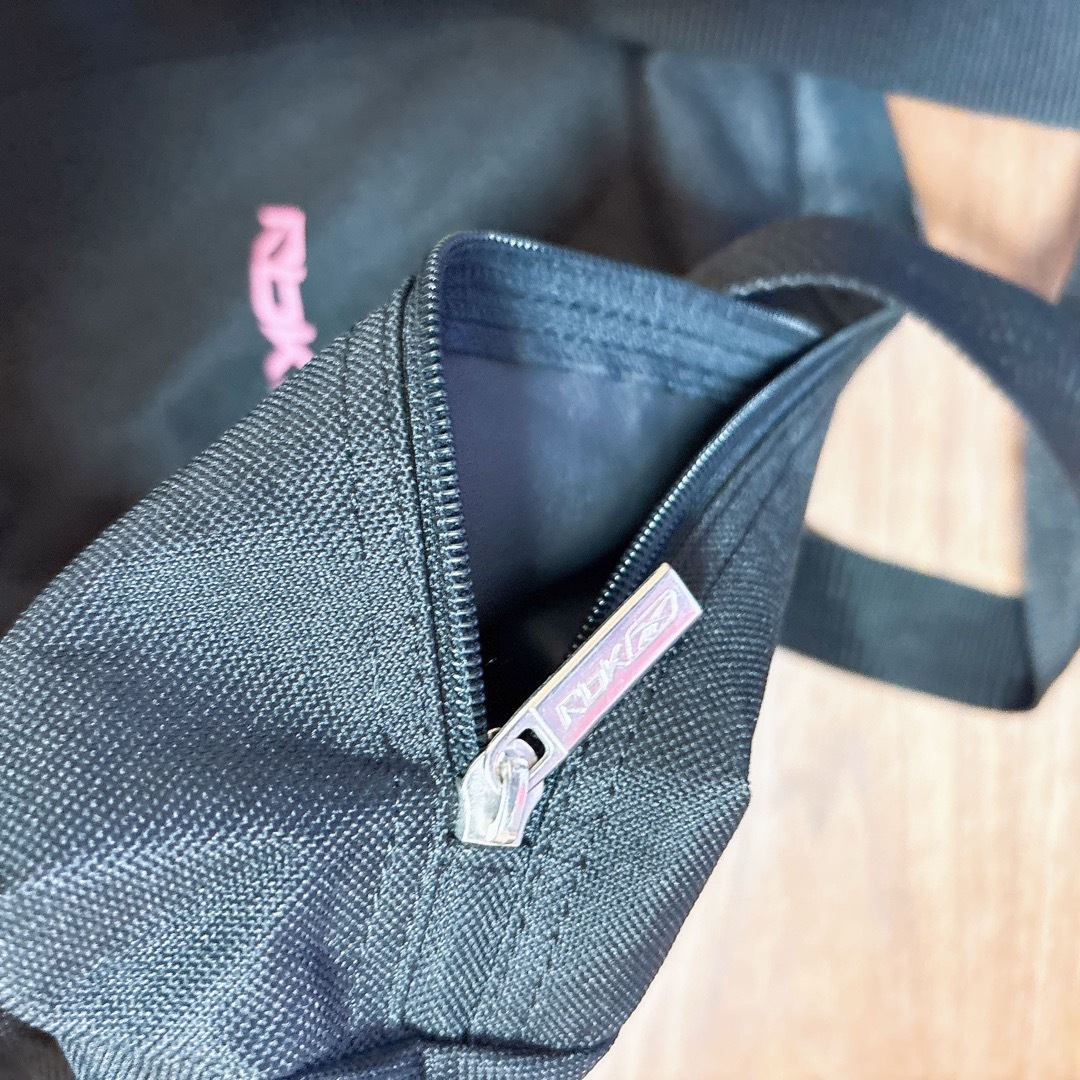 Reebok(リーボック)の春休み　旅行　リーボック　黒　ブラック　ロゴ入り　ボストンバッグ　スポーツバッグ メンズのバッグ(ボストンバッグ)の商品写真