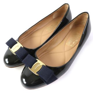 サルヴァトーレフェラガモ(Salvatore Ferragamo)の美品 Salvatore Ferragamo サルヴァトーレフェラガモ ヴァラリボン パテントレザー フラット パンプス ブラック系（ダークブラウン寄り） ゴールド金具 7 保存袋付き イタリア製 レディース(ハイヒール/パンプス)