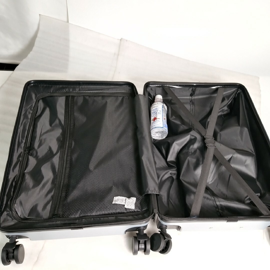 ス56　Mサイズ　シルバー　スーツケース　キャリーケース　在庫処分 レディースのバッグ(スーツケース/キャリーバッグ)の商品写真