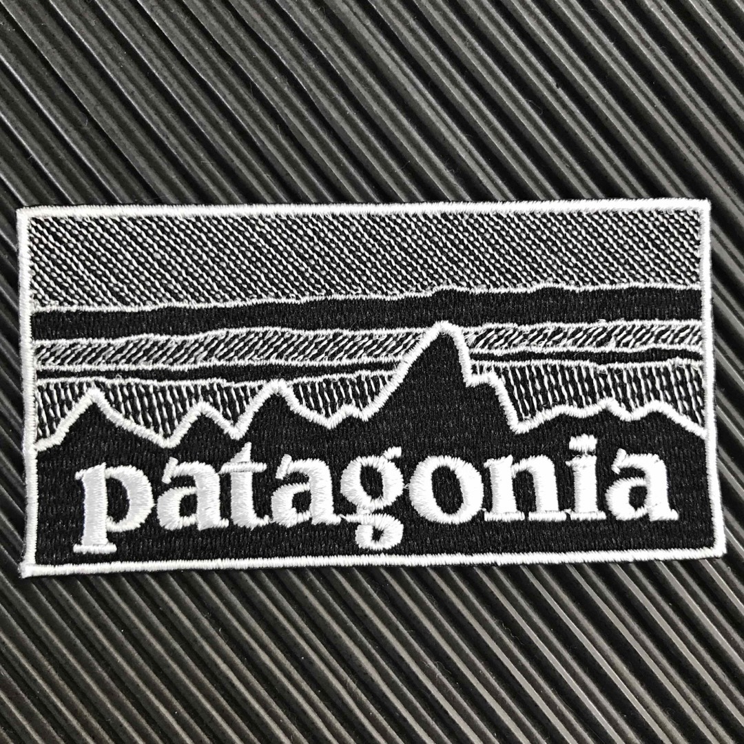 patagonia(パタゴニア)の90×48mm PATAGONIAフィッツロイ モノクロアイロンワッペン -2F ハンドメイドのキッズ/ベビー(ファッション雑貨)の商品写真