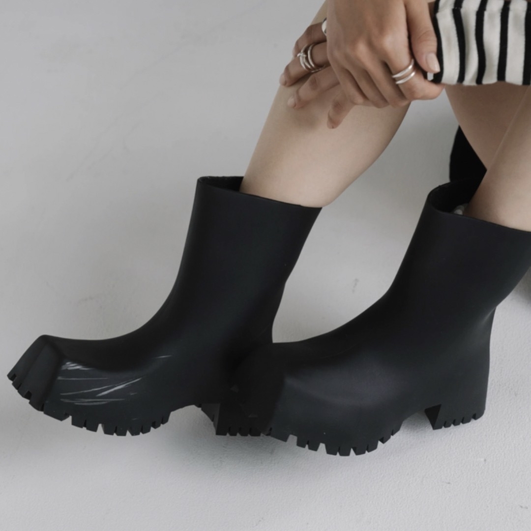 willfully square toe mat rain boots レディースの靴/シューズ(レインブーツ/長靴)の商品写真