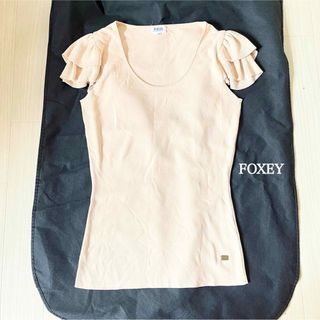 フォクシー(FOXEY)のフォクシー　FOXEY トップス　袖フリル　ピンク系(カットソー(半袖/袖なし))