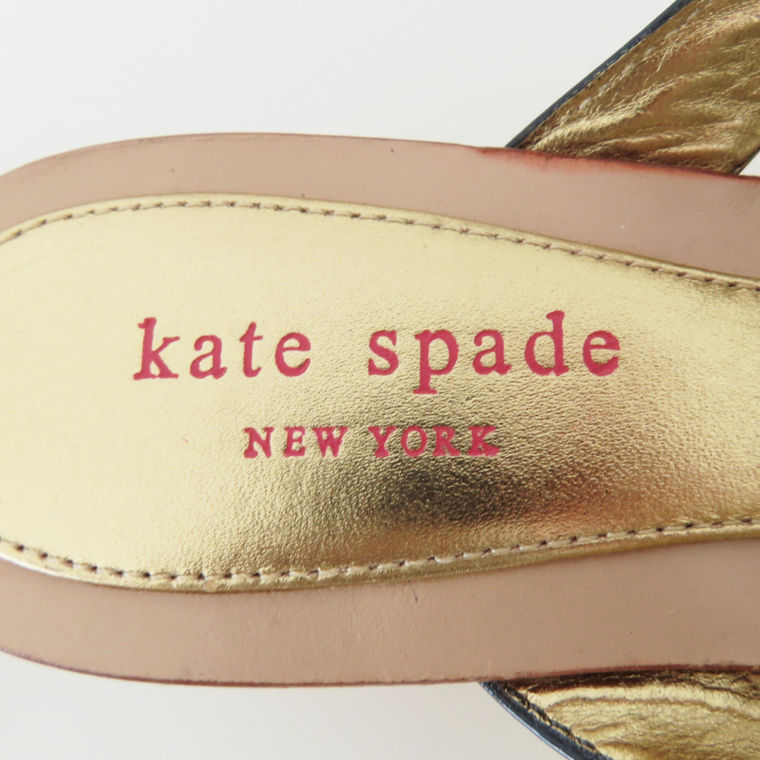 kate spade new york(ケイトスペードニューヨーク)のK03 kate spade NEW YORK ケイトスペード フラワーモチーフ エナメル/レザー/ウッドヒール サンダル 8M ブラック/ホワイト/ゴールド レディースの靴/シューズ(サンダル)の商品写真