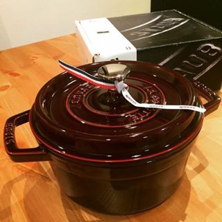 ストウブ(STAUB)の最終特価<新品> ストウブ　ラウンド　22cm 　グレナディンレッド(鍋/フライパン)