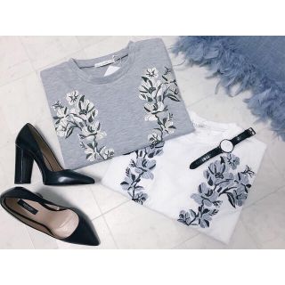 ザラ(ZARA)のスリット入り フラワー刺繍PO(Tシャツ(長袖/七分))