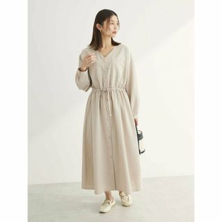 グリーンパークス(green parks)の【ベージュ】ELENCARE DUE Vネックイロイロ釦ワンピース 24SS/ロング丈/長袖/春(ロングワンピース/マキシワンピース)