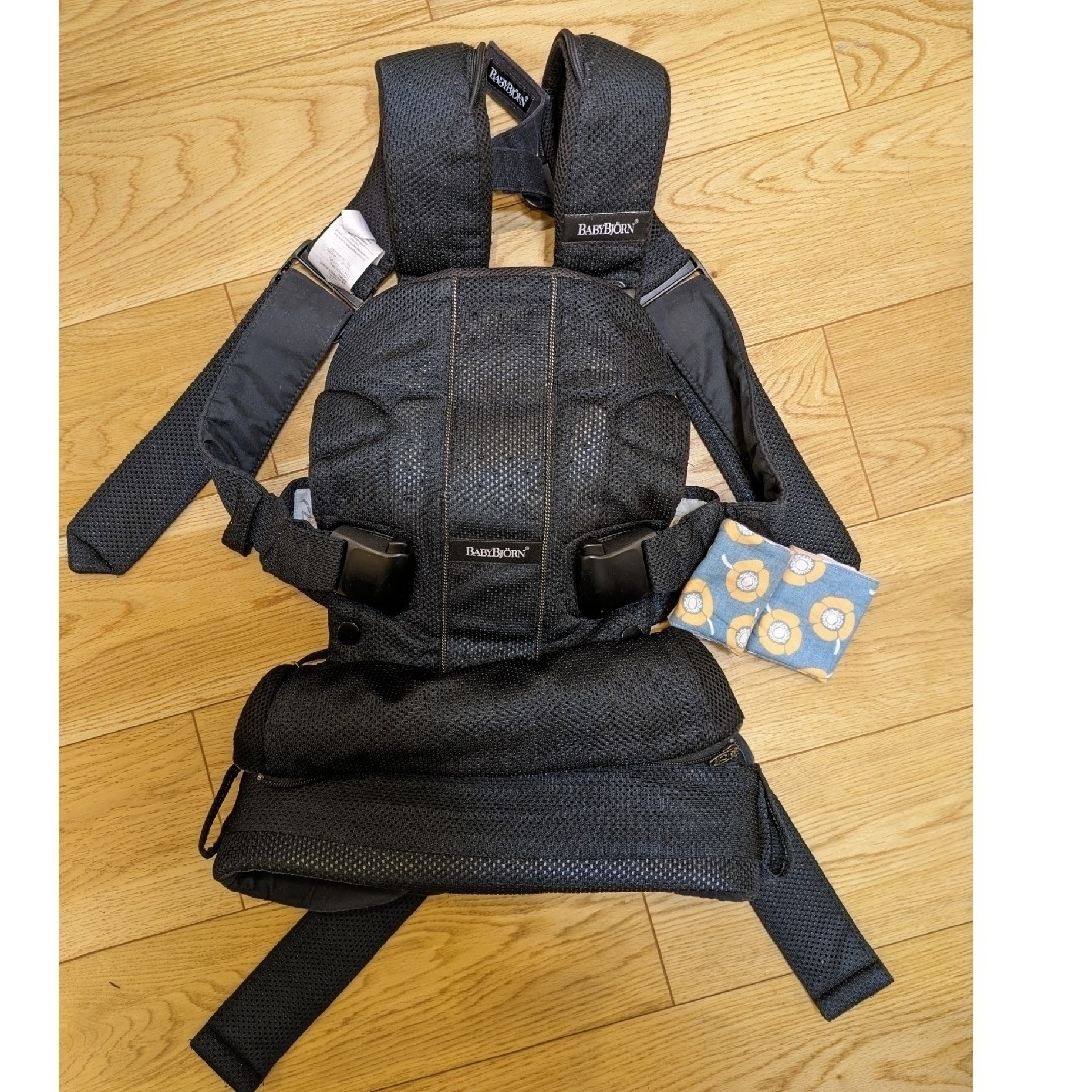 BABYBJORN(ベビービョルン)のはな様専用　ベビービョルン　抱っこ紐　one+ブラック キッズ/ベビー/マタニティの外出/移動用品(抱っこひも/おんぶひも)の商品写真