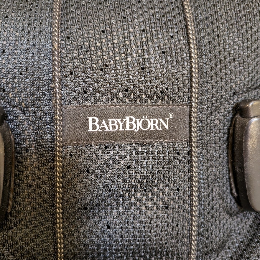 BABYBJORN(ベビービョルン)のはな様専用　ベビービョルン　抱っこ紐　one+ブラック キッズ/ベビー/マタニティの外出/移動用品(抱っこひも/おんぶひも)の商品写真