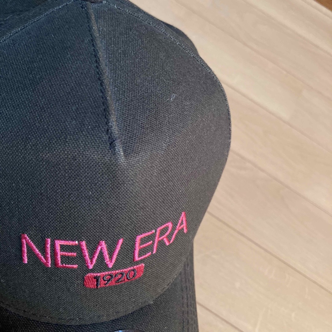 NEW ERA(ニューエラー)のニューエラ　刺繍ロゴ　スナップバック　黒　 メンズの帽子(キャップ)の商品写真