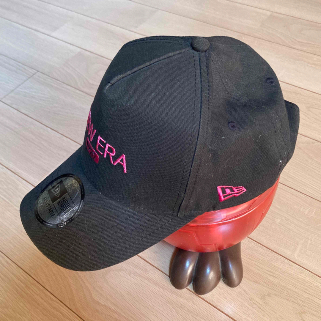 NEW ERA(ニューエラー)のニューエラ　刺繍ロゴ　スナップバック　黒　 メンズの帽子(キャップ)の商品写真