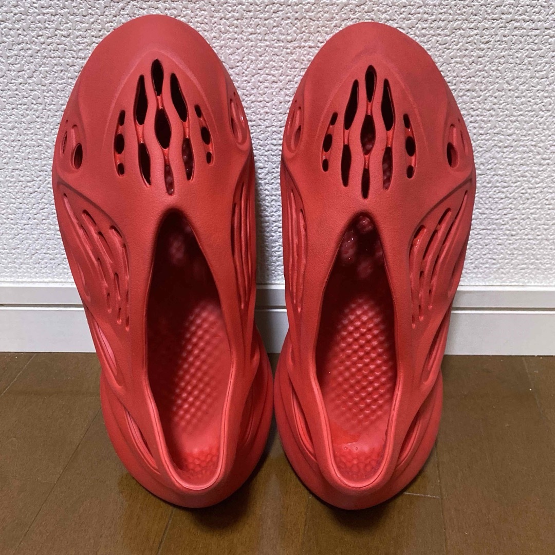 adidas(アディダス)のYEEZY Foam Runner  Vermilion カニエウエスト メンズの靴/シューズ(サンダル)の商品写真