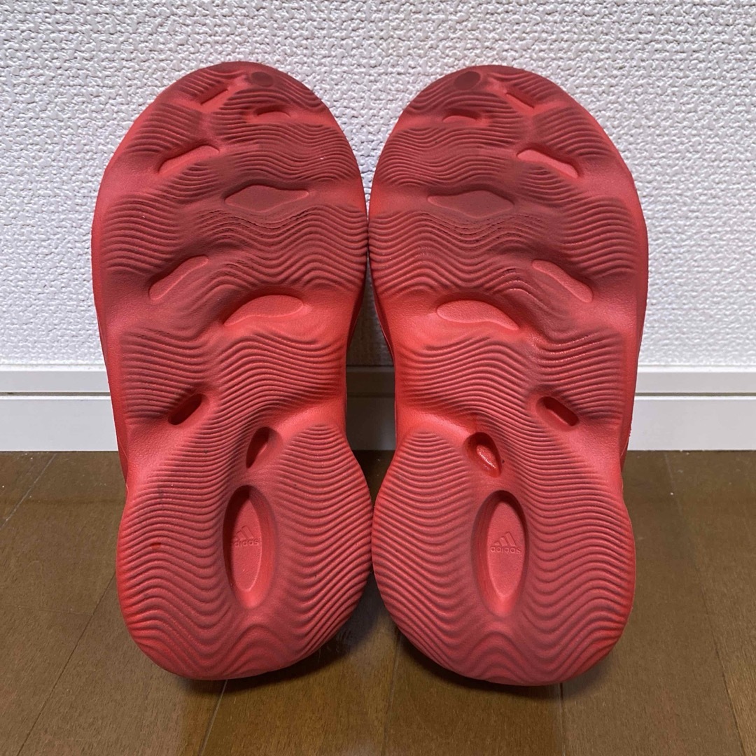 adidas(アディダス)のYEEZY Foam Runner  Vermilion カニエウエスト メンズの靴/シューズ(サンダル)の商品写真