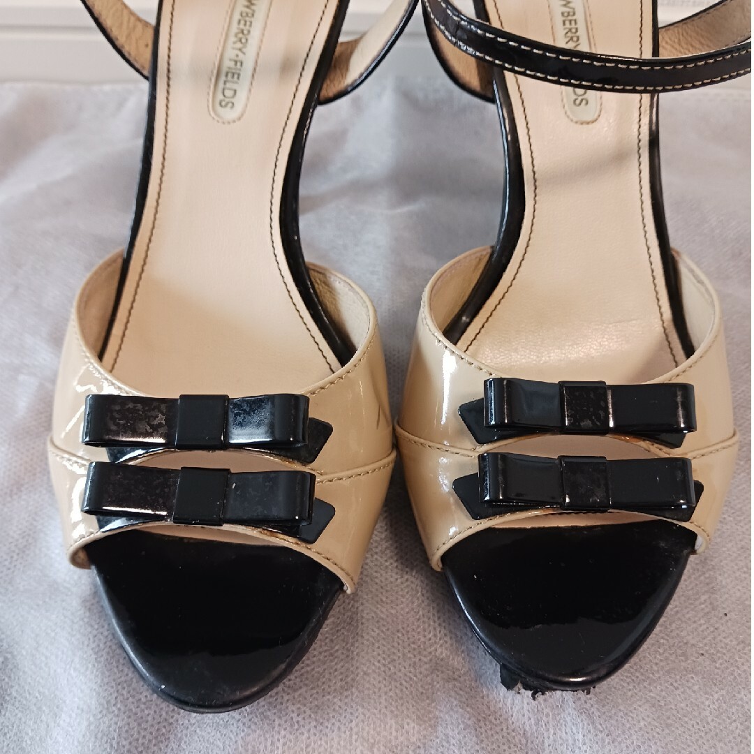 STRAWBERRY-FIELDS(ストロベリーフィールズ)のストロベリーフィールズ　24.0　リボン付きバイカラーサンダル　ベーシックカラー レディースの靴/シューズ(サンダル)の商品写真