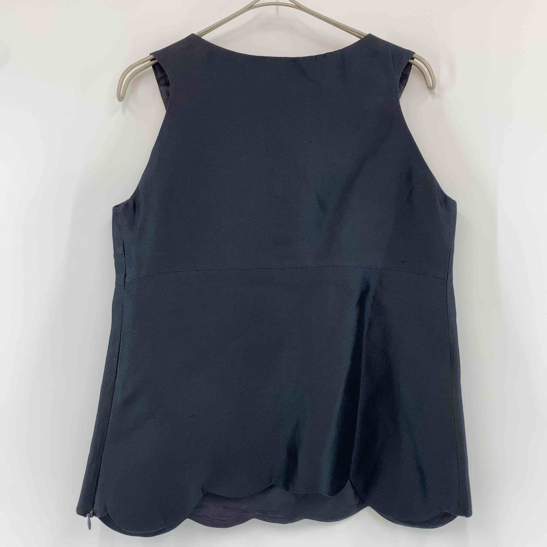 miumiu(ミュウミュウ)のMIUMIU　ミュウミュウ　黒　ノースリーブ　シルク100％　ビジュー付き　裾花びらカット　インナー レディースのトップス(カットソー(半袖/袖なし))の商品写真