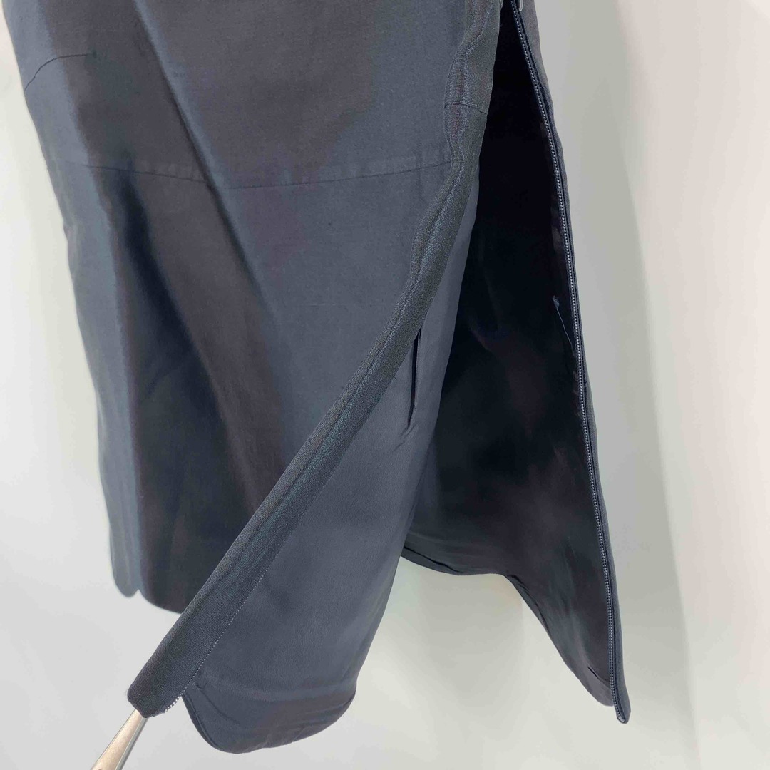 miumiu(ミュウミュウ)のMIUMIU　ミュウミュウ　黒　ノースリーブ　シルク100％　ビジュー付き　裾花びらカット　インナー レディースのトップス(カットソー(半袖/袖なし))の商品写真