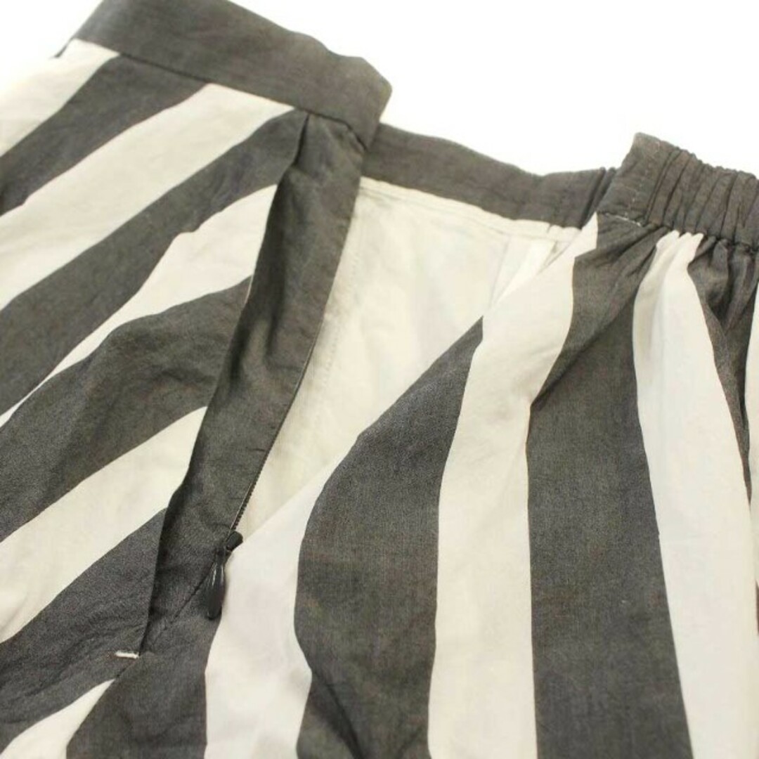 UNITED ARROWS(ユナイテッドアローズ)のユナイテッドアローズ フレアスカート ロング ストライプ ペチコート 白 グレー レディースのスカート(ロングスカート)の商品写真