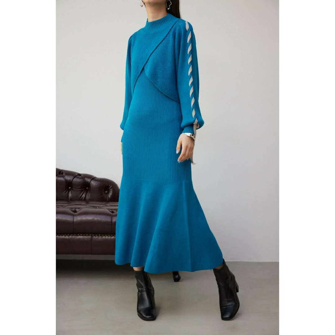 AZUL by moussy(アズールバイマウジー)のAZUL BY MOUSSY レースアップスリーブレイヤードニットワンピース  レディースのワンピース(ミニワンピース)の商品写真