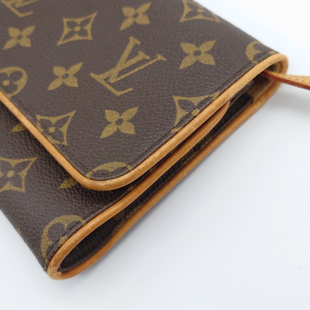 LOUIS VUITTON(ルイヴィトン)のLV ルイヴィトン Louis Vuitton ポシェットツインGM ショルダーバッグ モノグラム シンプル 定番 四角 肩掛け 斜め掛け ロゴデザイン ブラウン系 レザー M51852 レディース 【中古 Bランク】☆送料無料☆ 当店通常価格54800円 レディースのバッグ(ショルダーバッグ)の商品写真