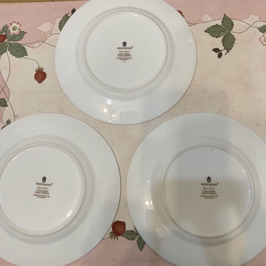 WEDGWOOD(ウェッジウッド)のウェッジウッド  コロンビア　セージグリーン  17.5cm ケーキプレート2枚 インテリア/住まい/日用品のキッチン/食器(食器)の商品写真