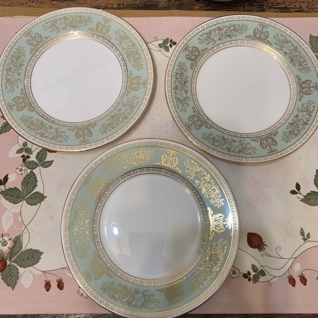 WEDGWOOD(ウェッジウッド)のウェッジウッド  コロンビア　セージグリーン  17.5cm ケーキプレート2枚 インテリア/住まい/日用品のキッチン/食器(食器)の商品写真