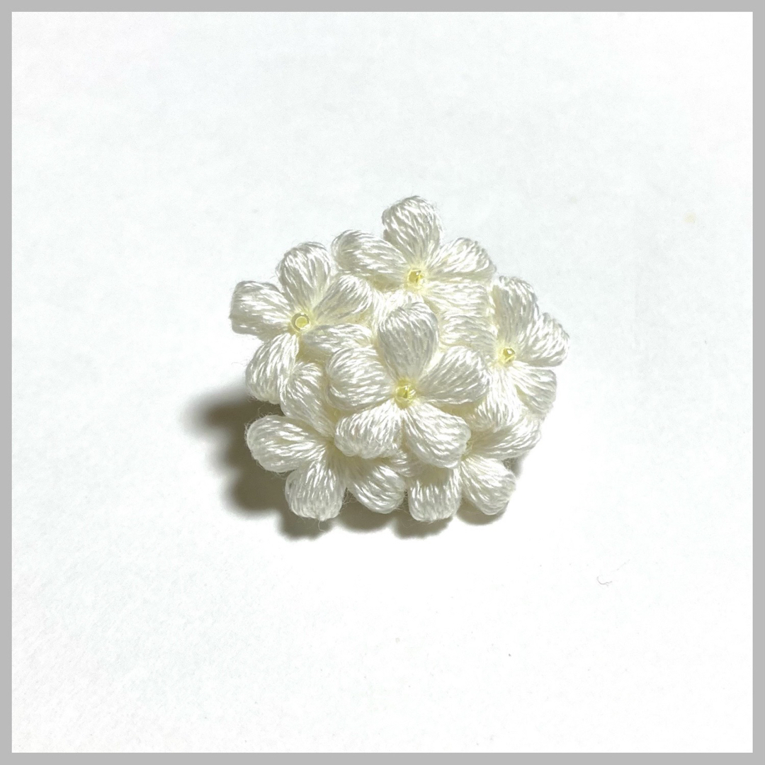 白いお花のタックピン ハンドメイドのアクセサリー(コサージュ/ブローチ)の商品写真