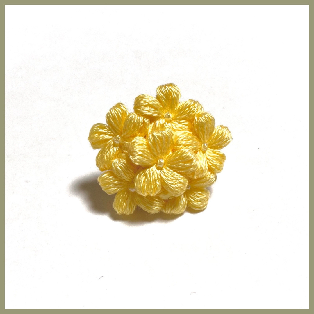 黄色いお花のタックピン ハンドメイドのアクセサリー(コサージュ/ブローチ)の商品写真