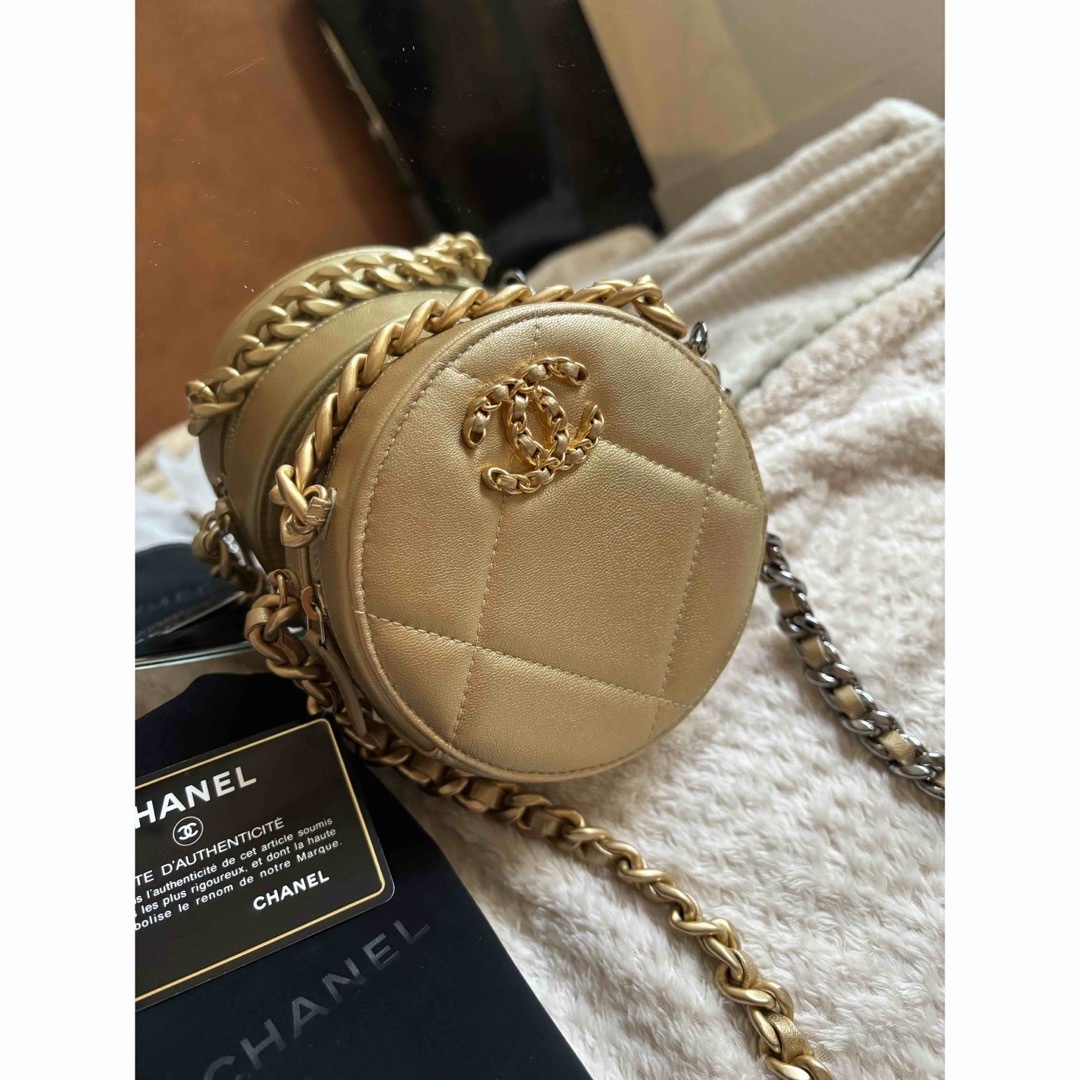 CHANEL(シャネル)のCHANEL  19 ラウンド クラッチ  チェーン ショルダー  ゴールド レディースのバッグ(ショルダーバッグ)の商品写真