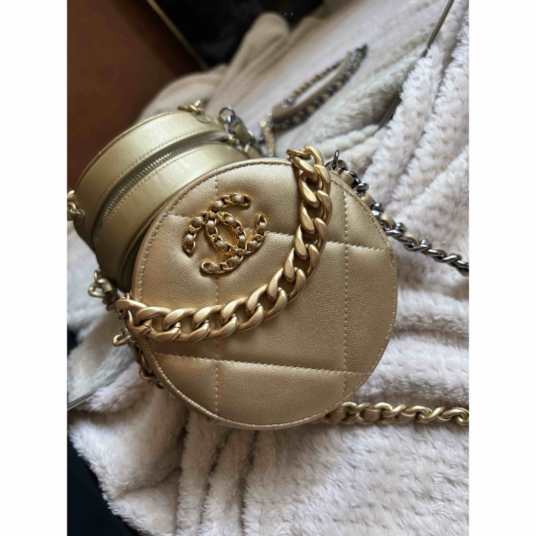 CHANEL(シャネル)のCHANEL  19 ラウンド クラッチ  チェーン ショルダー  ゴールド レディースのバッグ(ショルダーバッグ)の商品写真