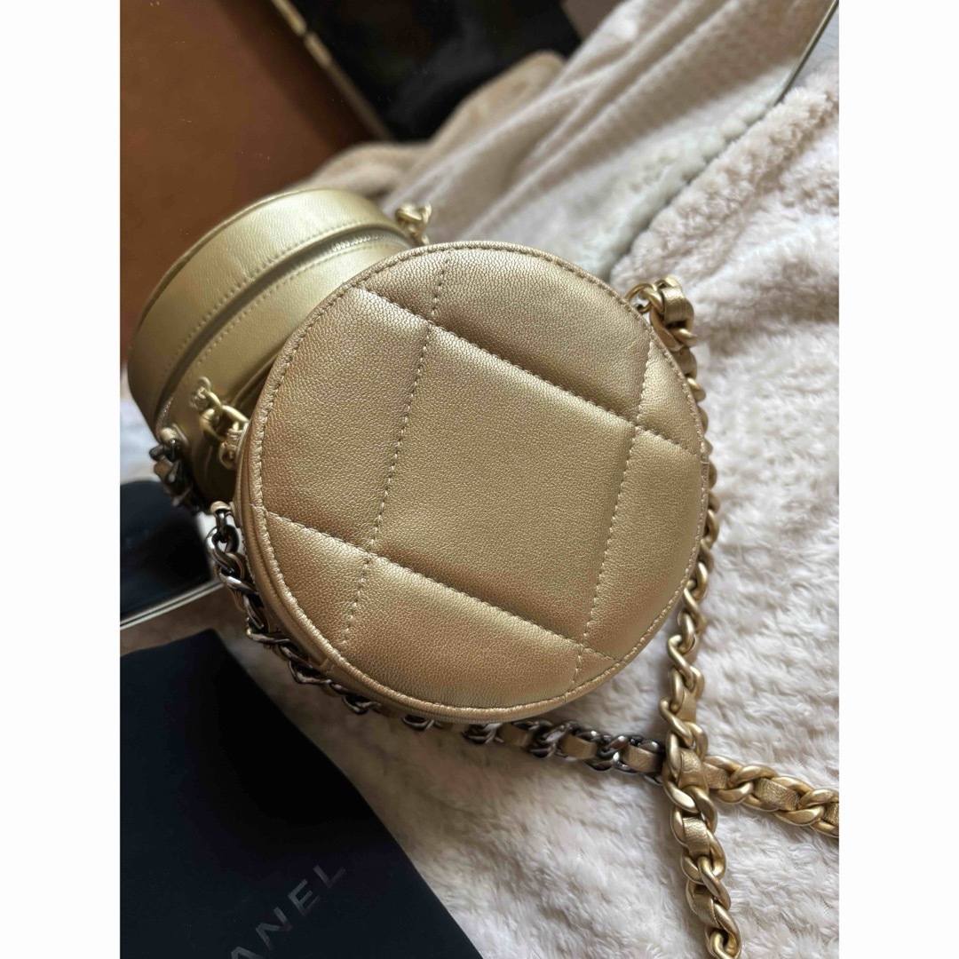 CHANEL(シャネル)のCHANEL  19 ラウンド クラッチ  チェーン ショルダー  ゴールド レディースのバッグ(ショルダーバッグ)の商品写真