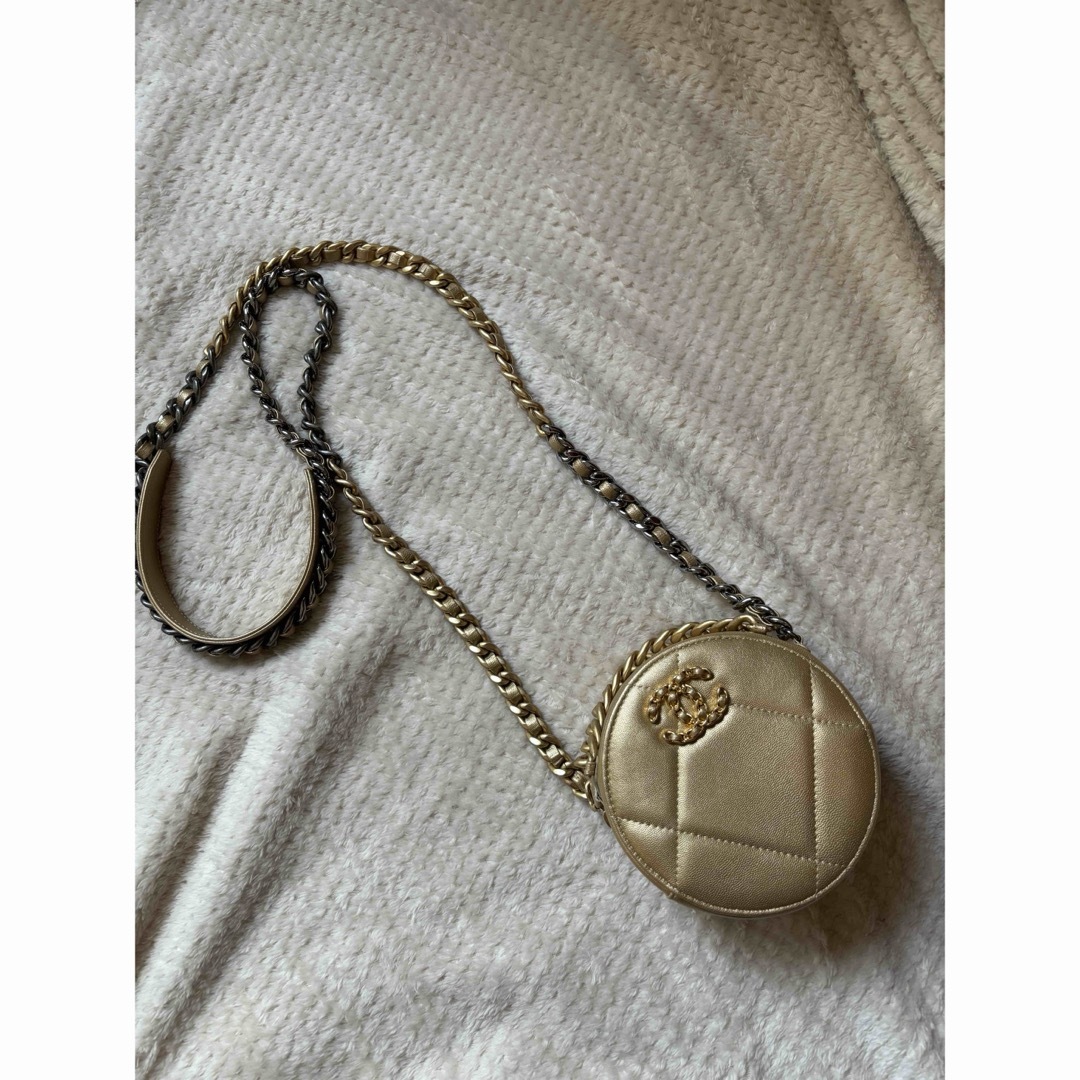 CHANEL(シャネル)のCHANEL  19 ラウンド クラッチ  チェーン ショルダー  ゴールド レディースのバッグ(ショルダーバッグ)の商品写真