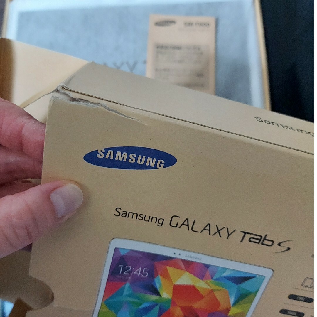 Galaxy(ギャラクシー)のSAMSUNG GALAXY Tab SM-T800 WHITE有機ELディスプ スマホ/家電/カメラのPC/タブレット(タブレット)の商品写真