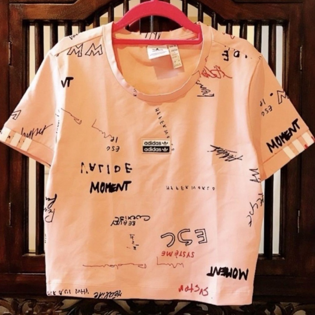 adidas(アディダス)のアディダス オリジナルス ピンク 落書きロゴ Tシャツ ジャージ タンクトップ レディースのトップス(Tシャツ(半袖/袖なし))の商品写真