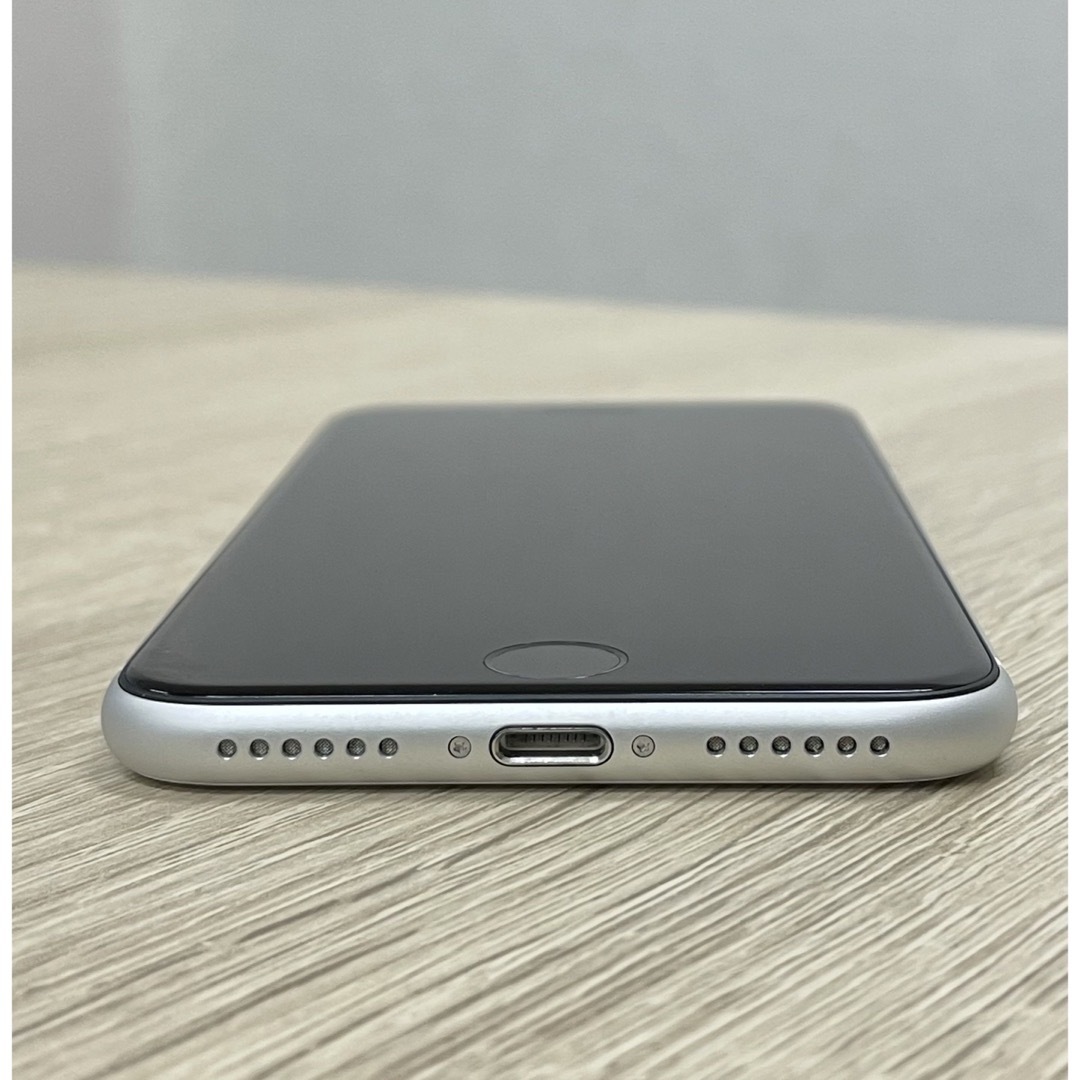 iPhone SE 第2世代  64GB SIMフリー ホワイト スマホ/家電/カメラのスマートフォン/携帯電話(スマートフォン本体)の商品写真