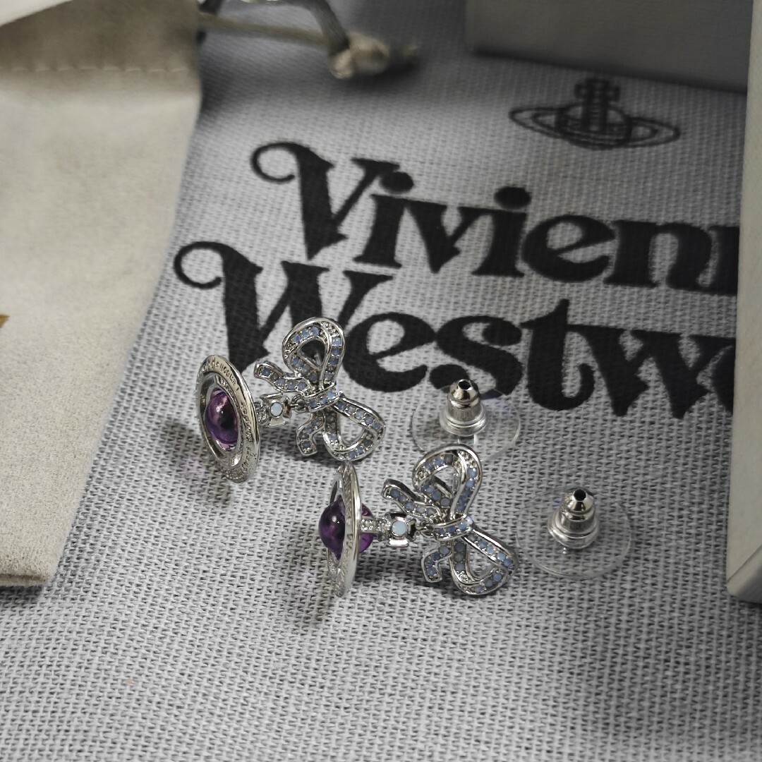 Vivienne Westwood(ヴィヴィアンウエストウッド)の大人気 Vivienne Westwood　新作リボンオーブピアス レディースのアクセサリー(ピアス)の商品写真